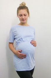 Удлиненная футболка для беременных и кормящих светло-голубая